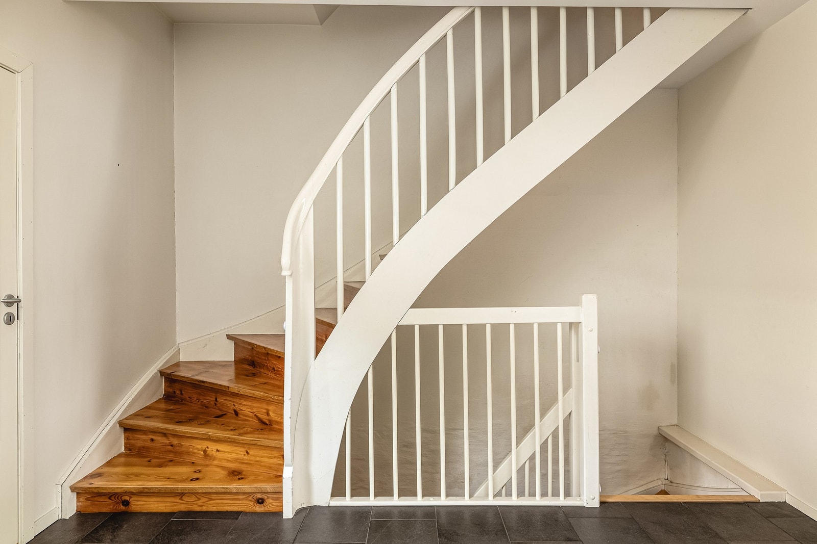 Via trapp ledes man naturlig videre til boligens 2. etasje Galleribilde