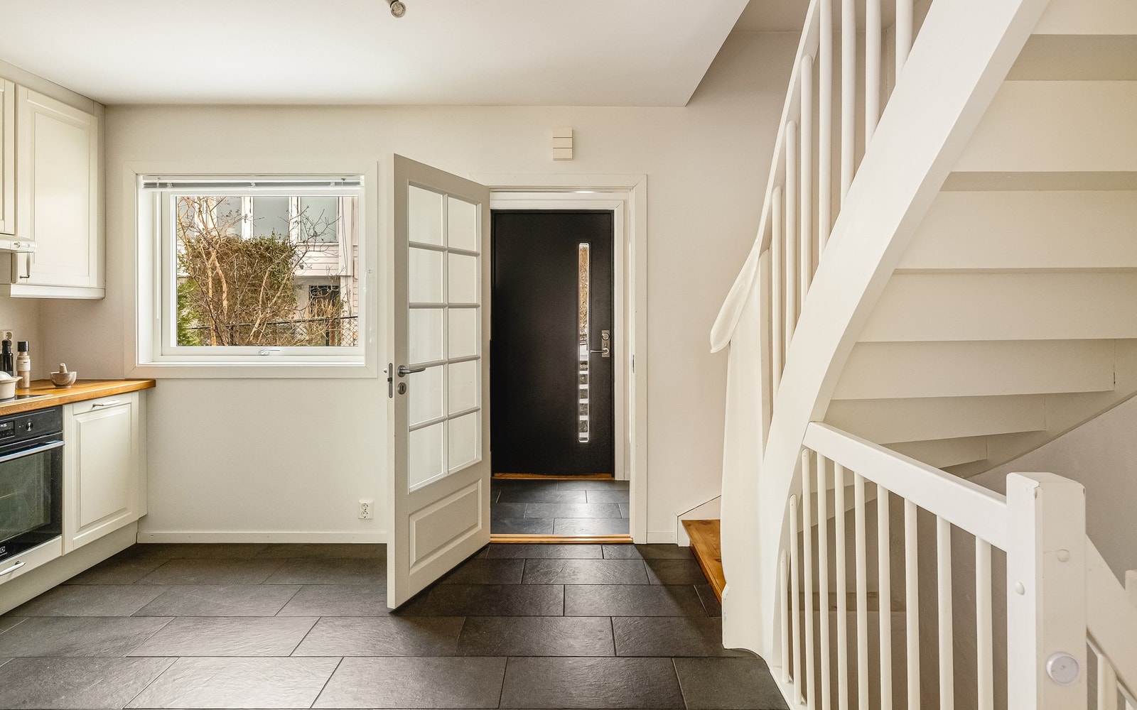 Fra entréen ledes man naturlig videre til kjøkkenet Galleribilde