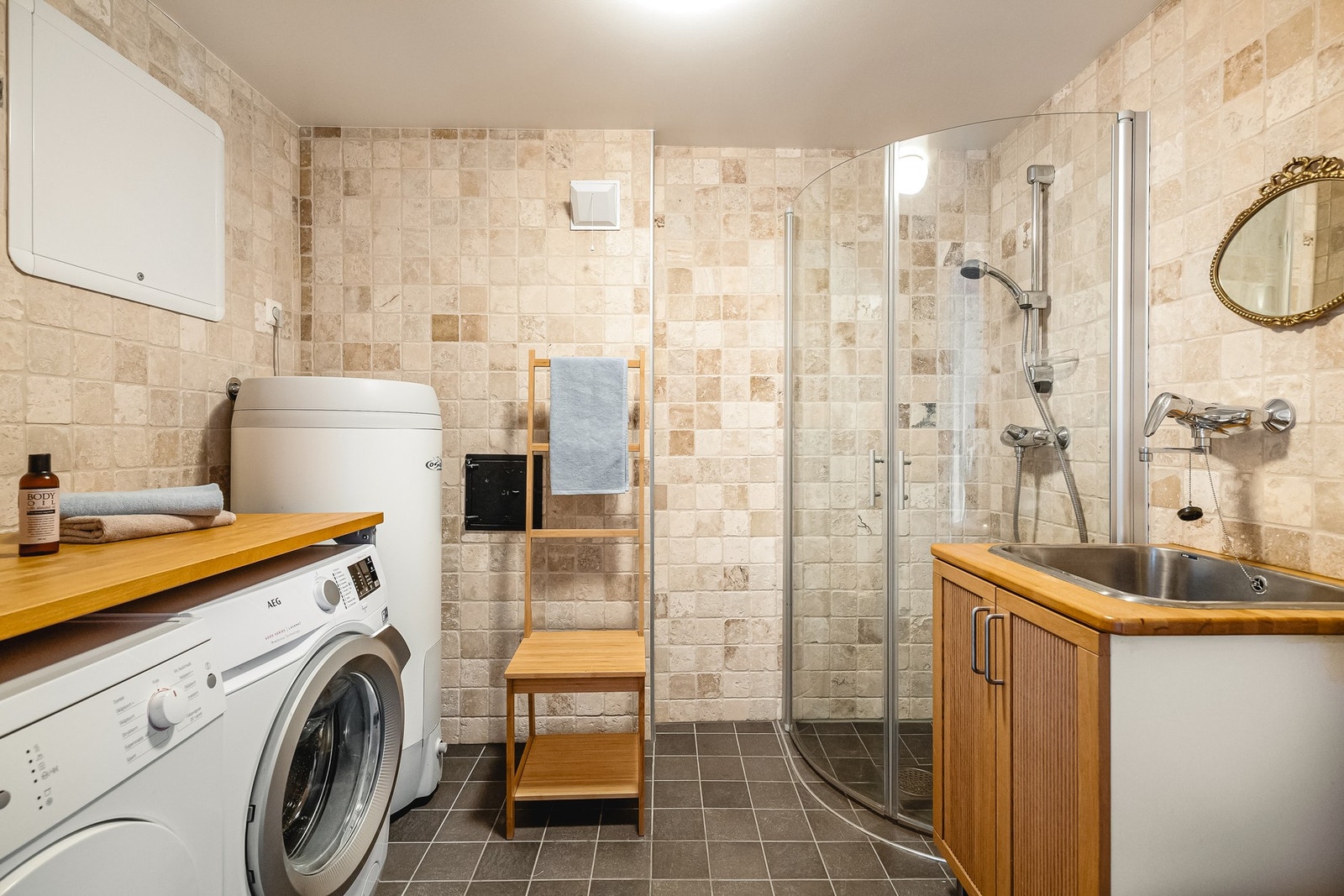 Underetasjens bad har baderomsplater på vegger og fliser på gulv Galleribilde