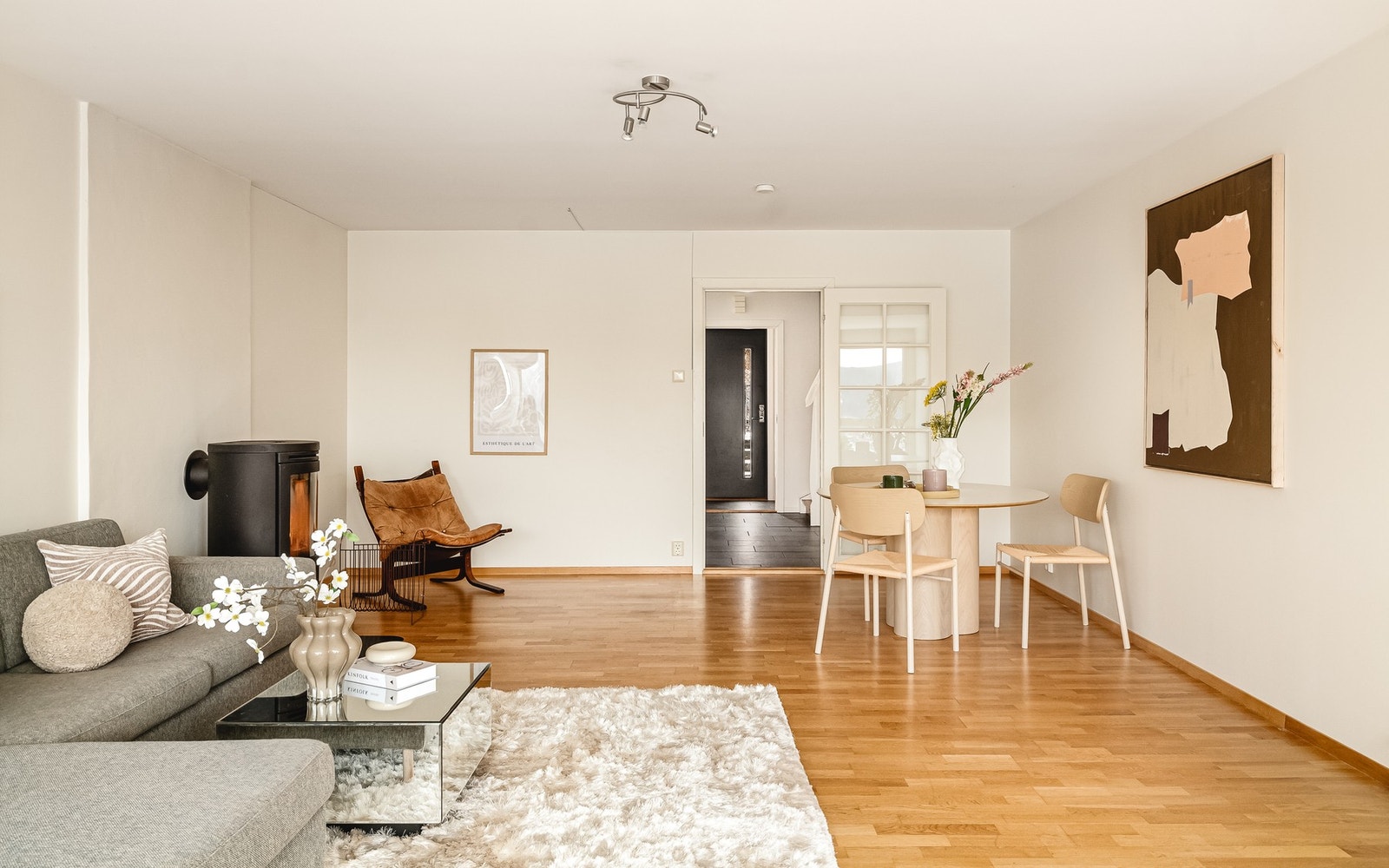 Planløsningen gjør det enkelt å innrede med både sofa- og spisegruppe Galleribilde