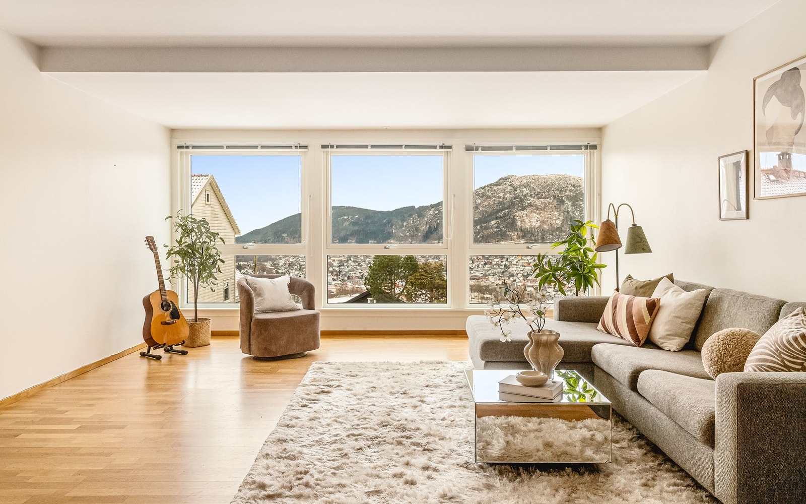 Stuen fremstår luftig og innbydende med tidsriktige fargevalg og parkett på gulv Galleribilde