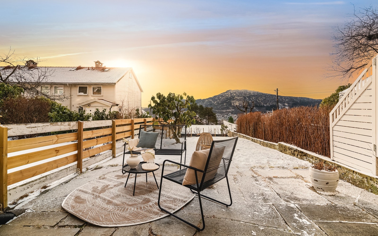 Herfra har man utgang til en fantastisk uteplass med svært gode solforhold og utsikt mot byfjellene! Galleribilde