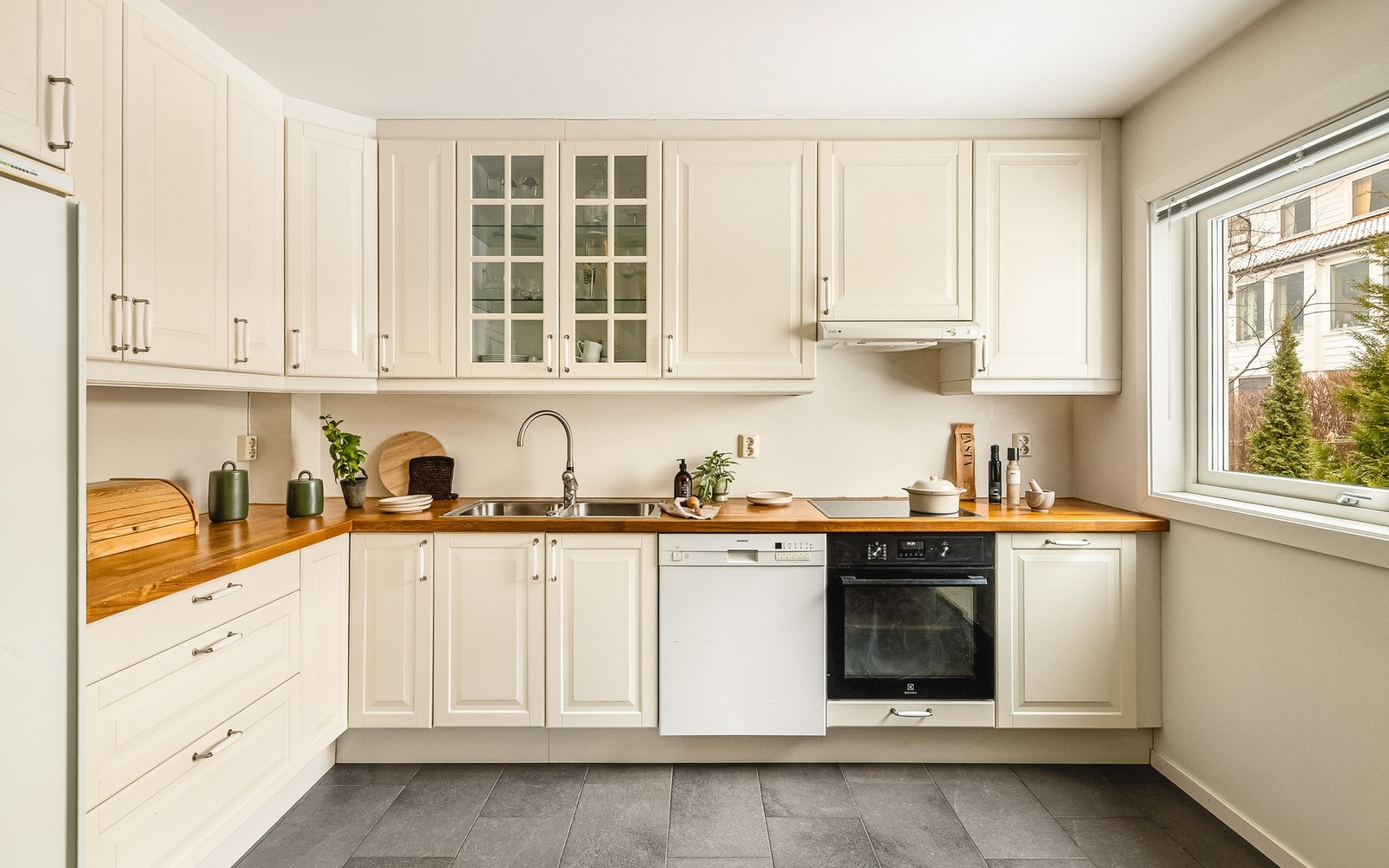 Kjøkkenet er pent innredet med profilerte fronter og benkeplate i heltre Galleribilde