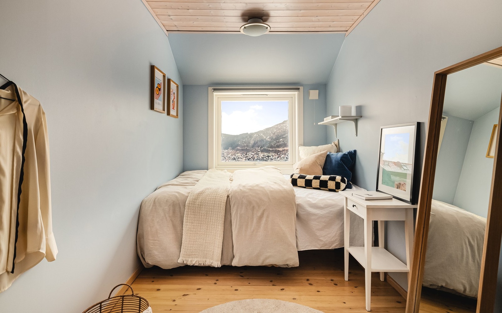 Soverommene i etasjen måler henholdsvis 8,3 kvm, 8,5 kvm og 11,5 kvm Galleribilde