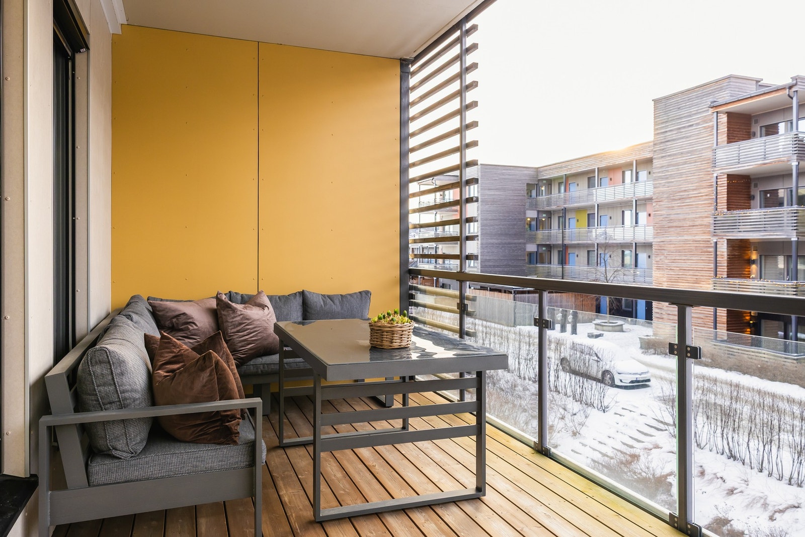 Med vendinga mot sør kombinert med plassering i 3. etasje får man gode solforhold med solgang som går over nabobygget på sommerhalvåret. Galleribilde