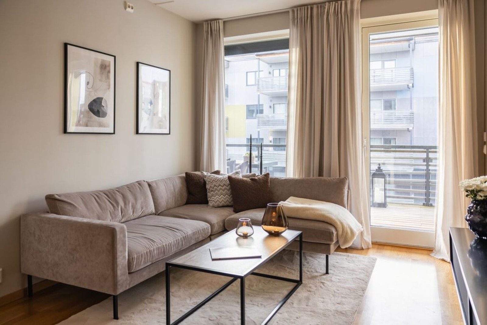 Boligen har behagelig og effektiv oppvarming via fjernvarme. Dette er inkludert i felleskostnaden iht. á-kontoprinsippet. Galleribilde