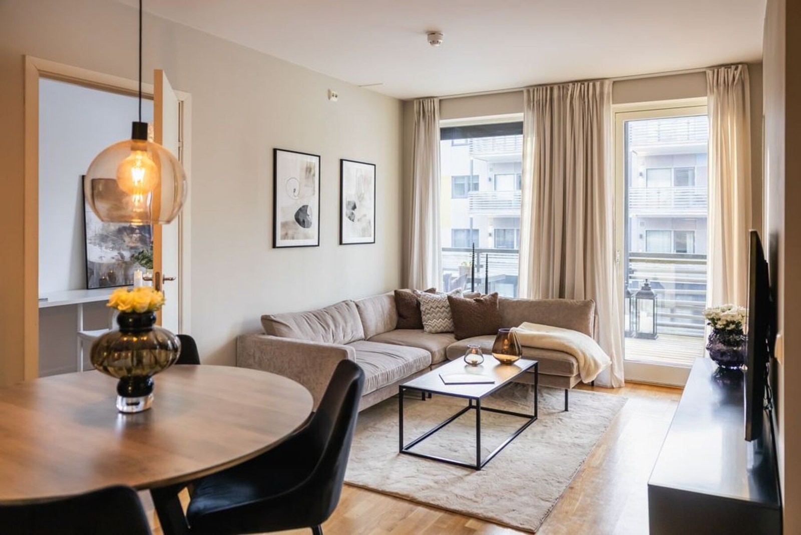 Flott og moderne 3-roms selveierleilighet i 3. etasje med romslig veranda, heis og p-kjeller. Galleribilde