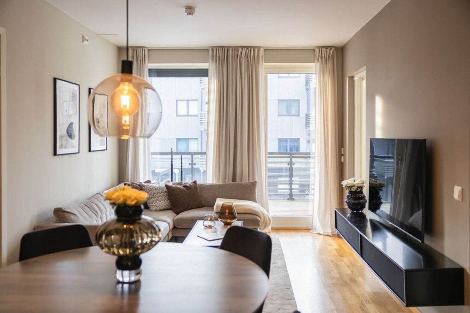 Lave felleskostnader der bl.a. tv, internett, parkering og oppvarming (á konto) er inkludert. Galleribilde