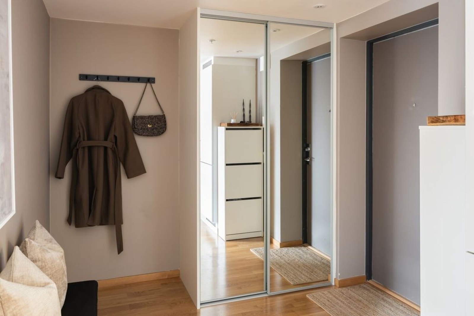 Entre er utstyrt med en lagringsrik skyvedørsgarderobe med speildører. Galleribilde