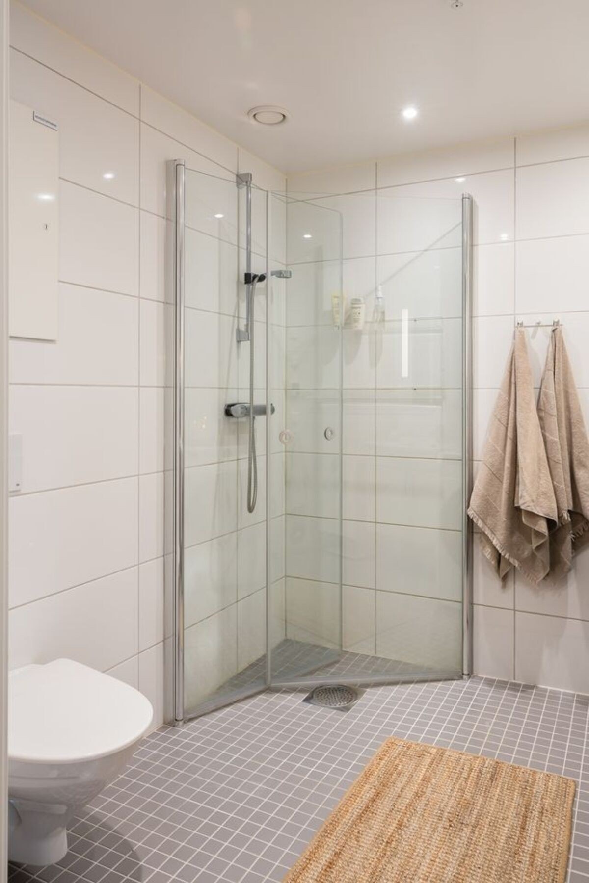 Her får du vegghengt toalett, dusjhjørne med innfellbare dører og servant med underskap. Ingen tegn til fukt eller skade iht. takstrapport. Galleribilde