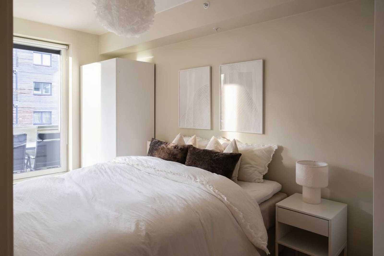 Boligen innehar to soverom som er plassert på hver sin side av stuearealet. Galleribilde