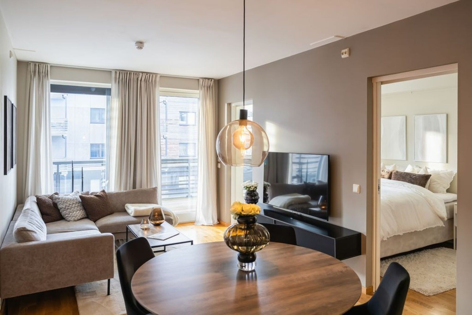 Gjennomgående stilren fremtoning med slette overflater og listefrie overganger vegg-tak. Galleribilde