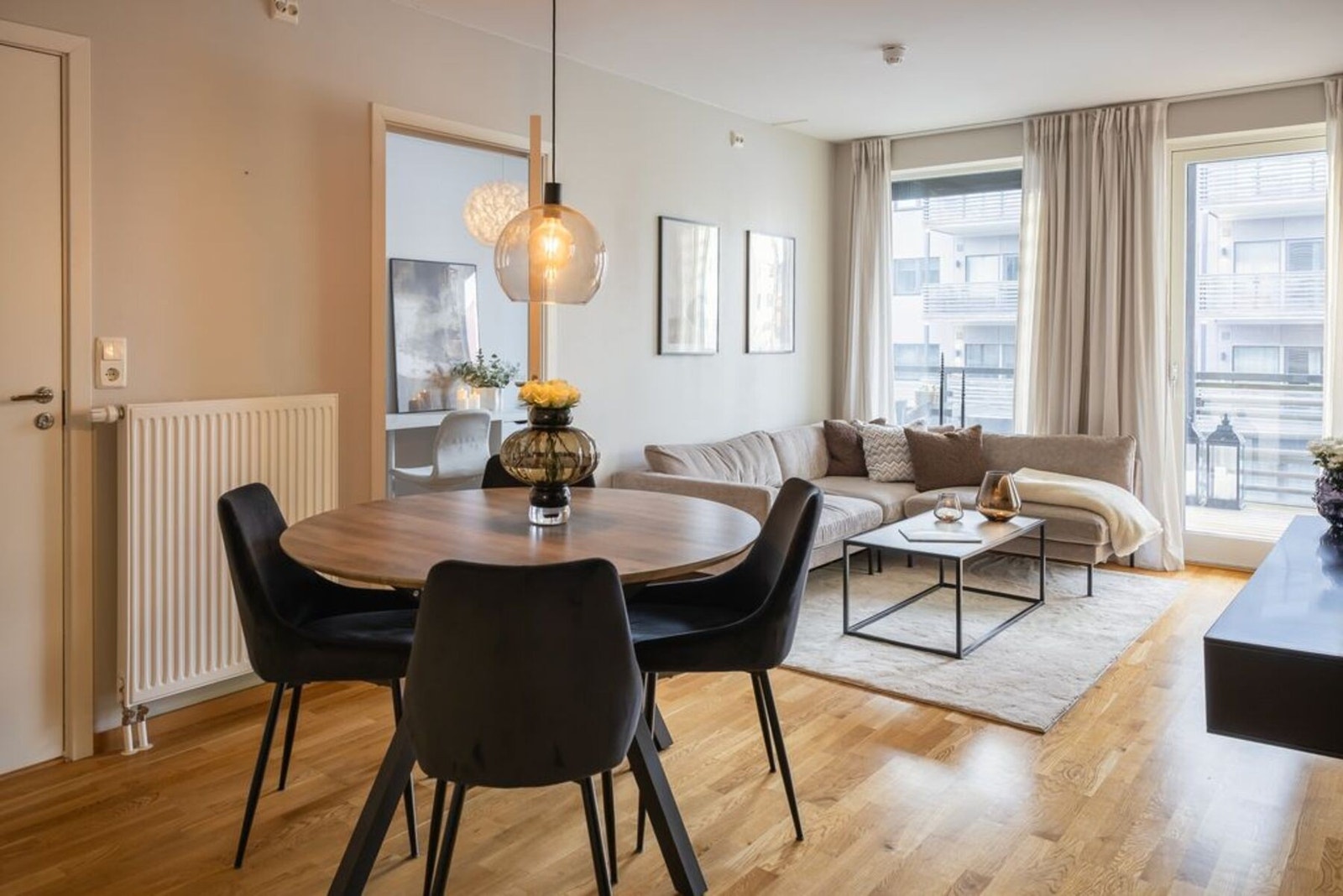 Stue- og kjøkkenareal i åpen løsning med rikelig lysinnslipp og naturlig plass for sofaavdeling og spisebord. Galleribilde