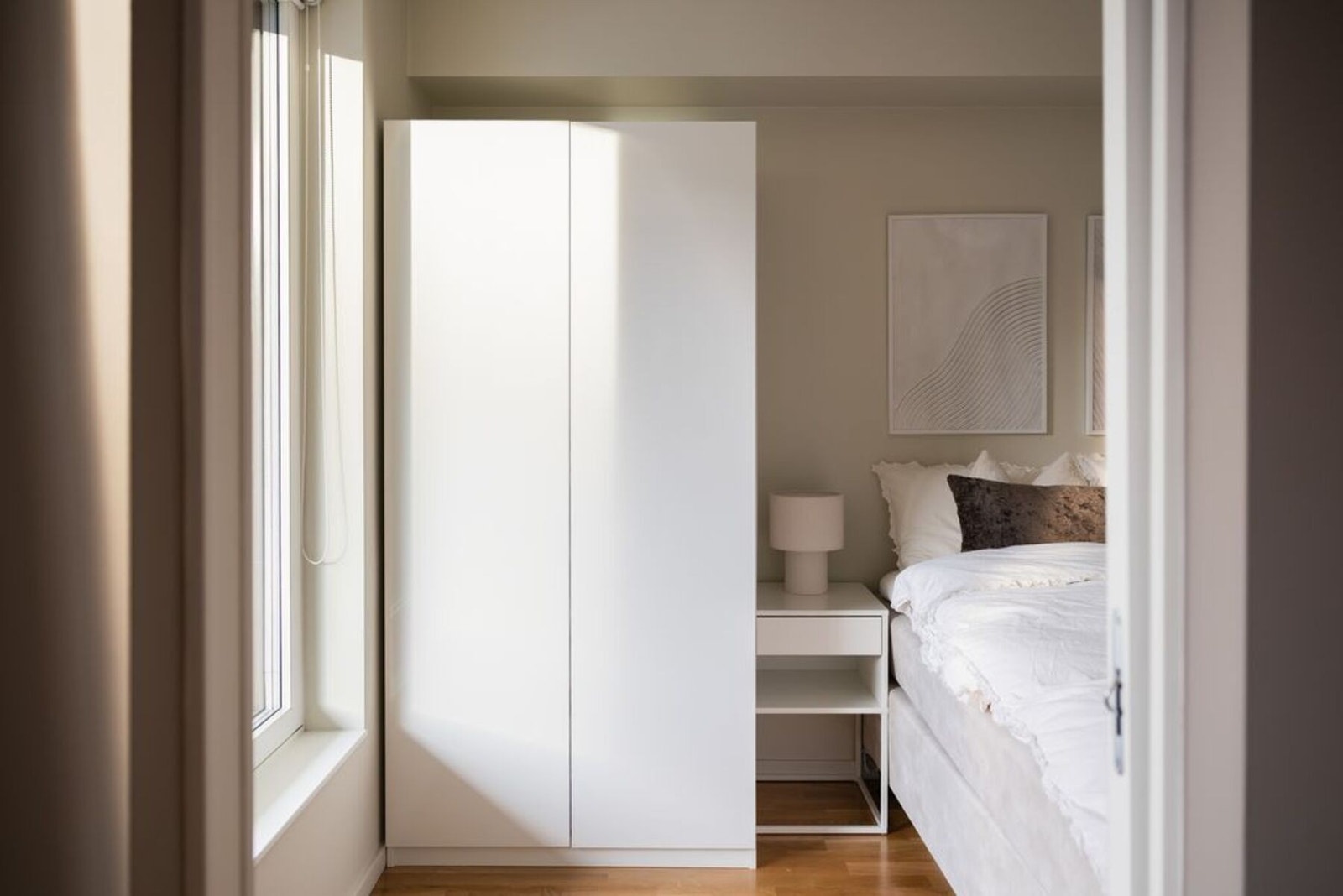 God plass for lagring med garderobeskap på begge sider av rommet, disse medfølger handelen. Galleribilde