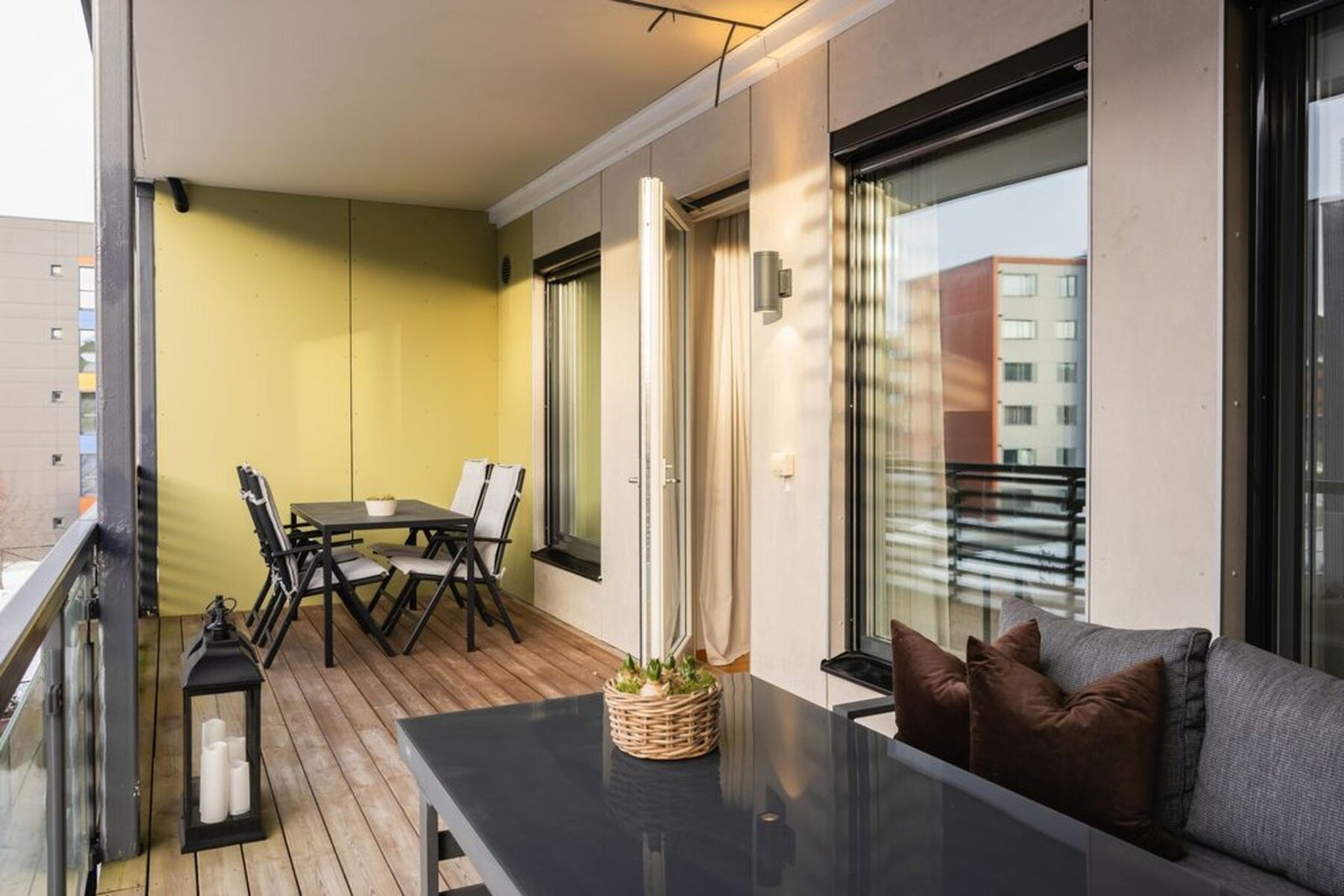 Svært romslig og funksjonell veranda som rommer hele 18,5 kvm, og går langs hele sørveggen på leiligheten Galleribilde