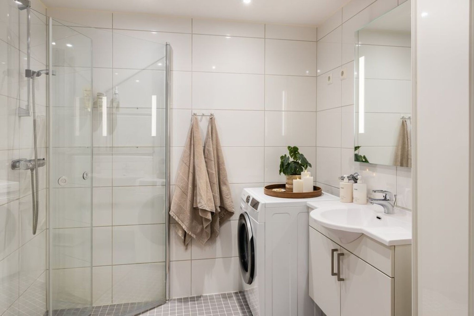 Flislagt bad som utgjør 4,5 kvm og er utstyrt med opplegg for vaskemaskin og trommel. Galleribilde