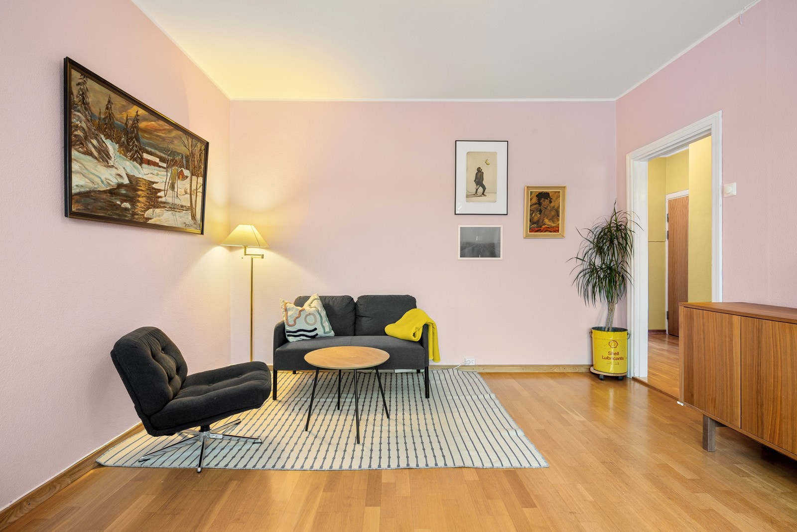 Stuen er romslig med god plass til både sofagruppe med salongbord og et spisebord. Galleribilde