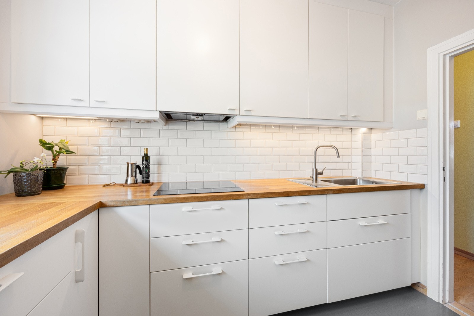 Innredningen har glatte fronter, benkeplate av heltre og nedfelt oppvaskkum. Over benkeplaten er det fliser og god belysning. Galleribilde