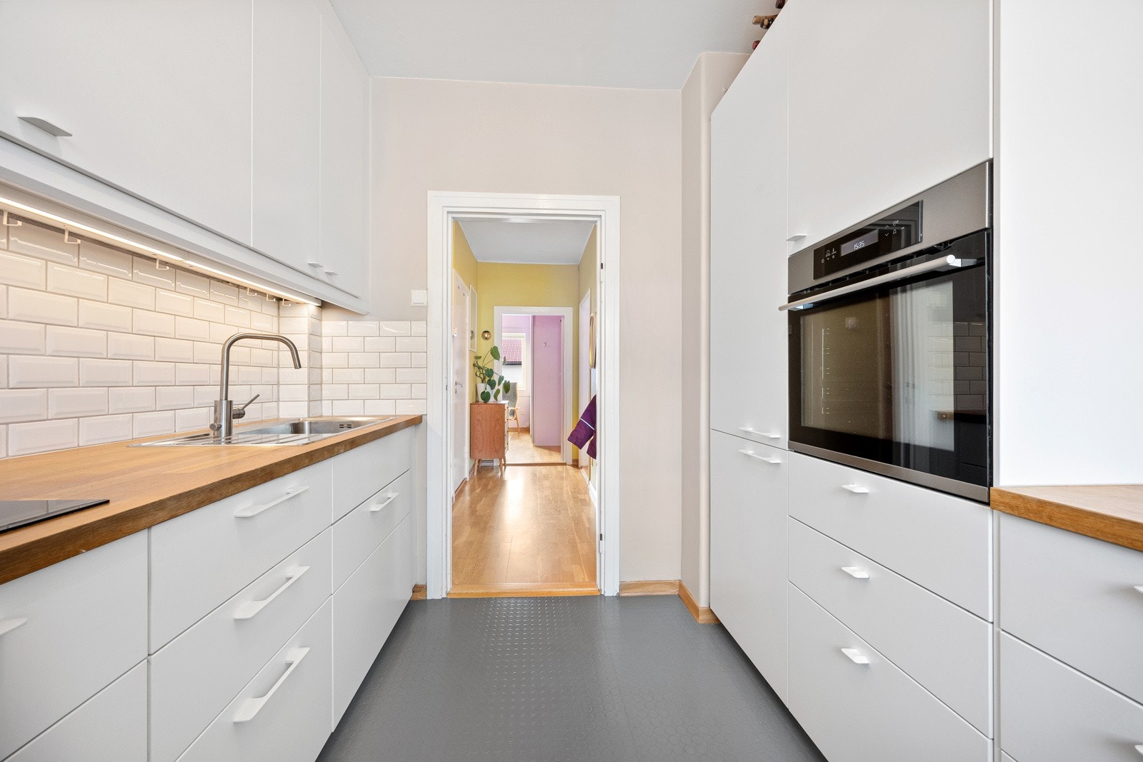 Kjøkkenet er praktisk utstyrt med to doble stikkontakter på vegg samt to doble stikkontakter i lysarmaturer. Galleribilde