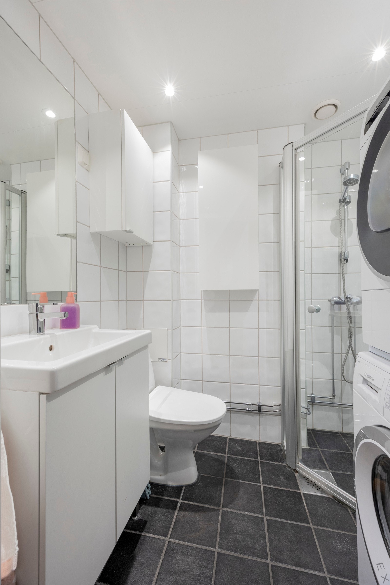 Flislagt baderom som ble pusset opp i 2002 i regi av aksjelaget. Galleribilde