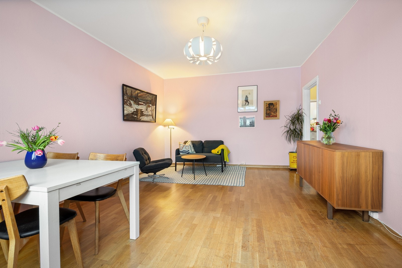 Leiligheten er gjennomgående og har en rolig og tilbaketrukket beliggenhet i grønne omgivelser. Galleribilde