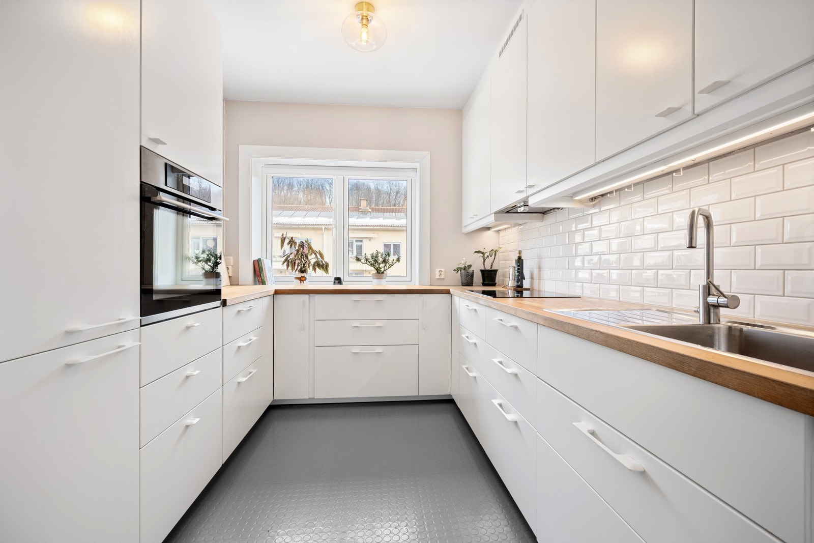 Kjøkkenet ligger adskilt fra stuen og fremstår som stilrent og moderne. Galleribilde