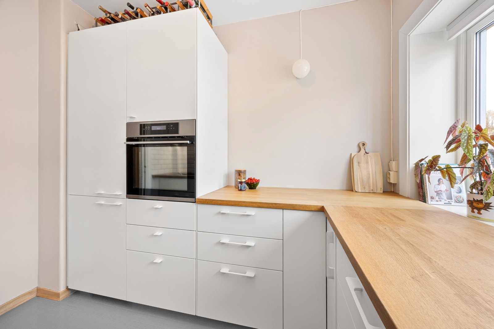 Det er integrert stekeovn, induksjonstopp, kjøleskap med fryser og oppvaskmaskin, alle medfølger handelen. Galleribilde