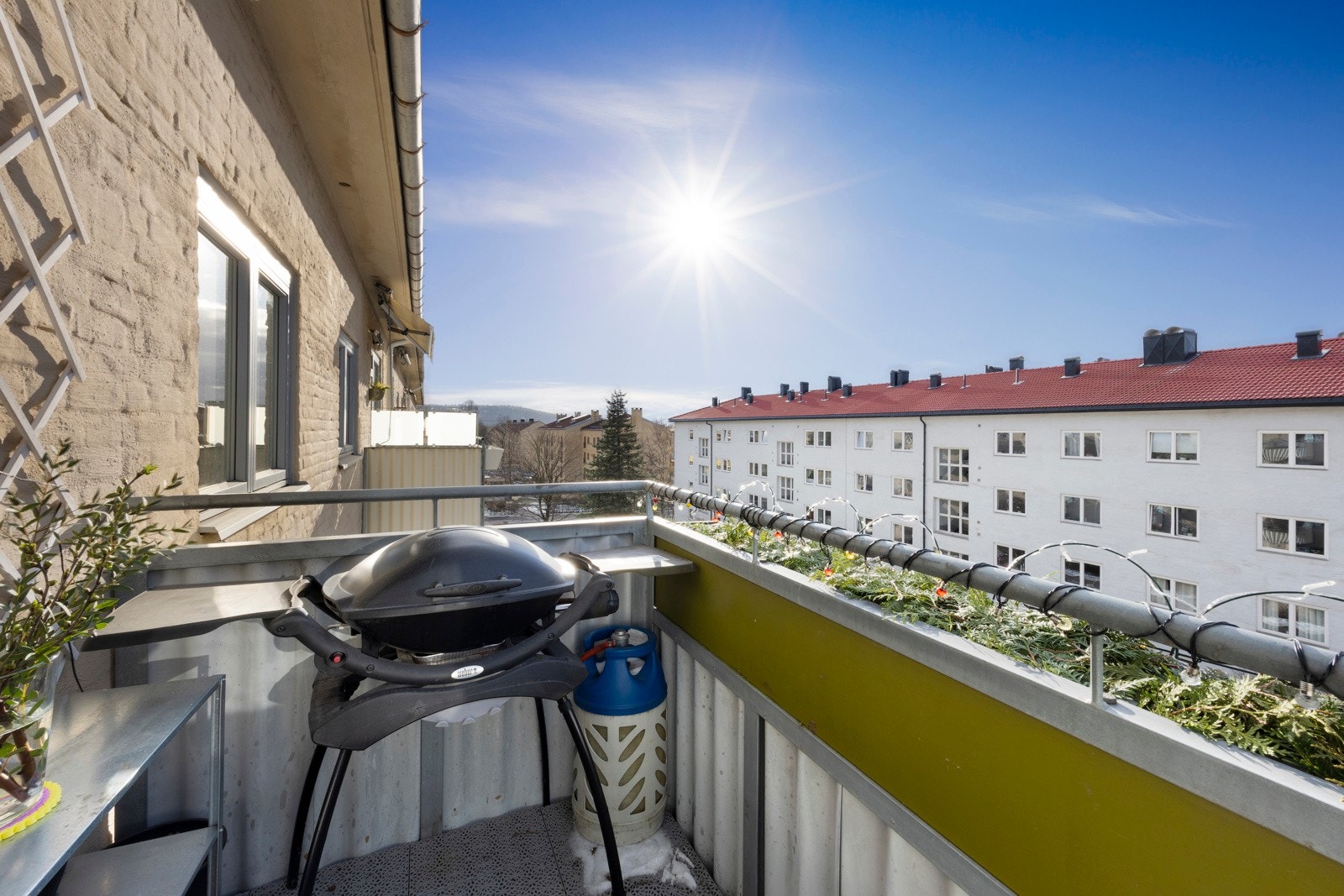 Balkongen måler ca. 3 m², og har plass til sittegruppe, grill, beplantning m.m. Galleribilde