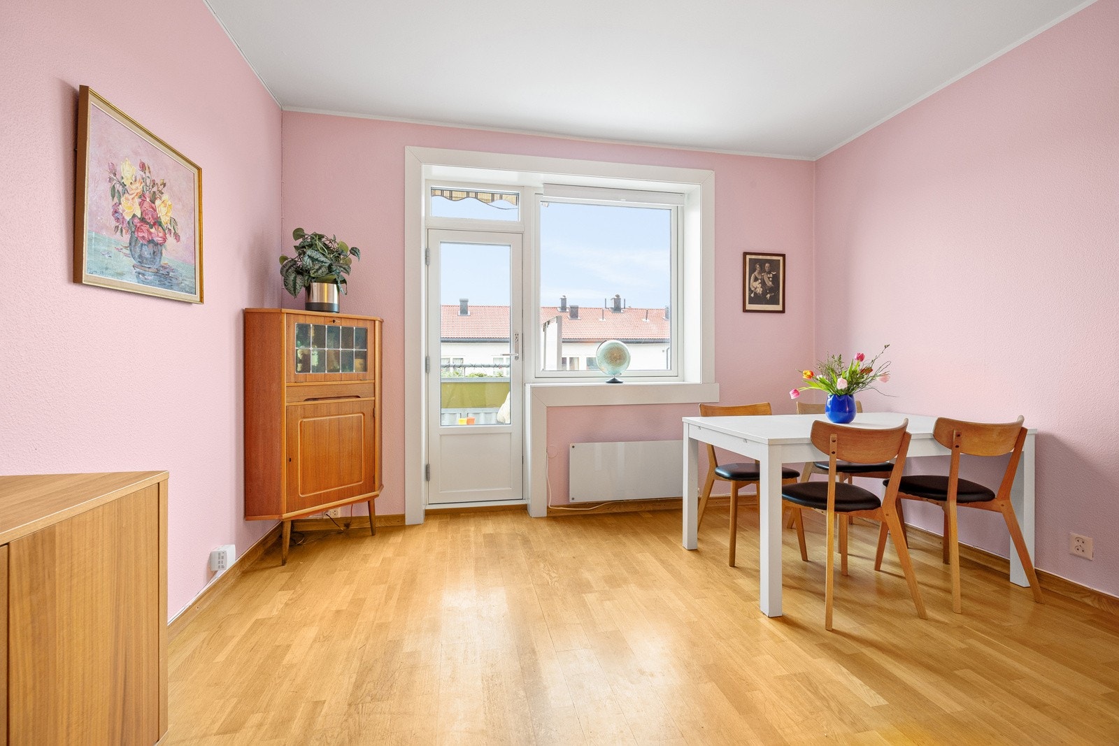 Vinduene og balkongdøren ble skiftet i 2020. Store vindusflater slipper inn rikelig med naturlig lys og skaper en luftig romfølelse. Galleribilde