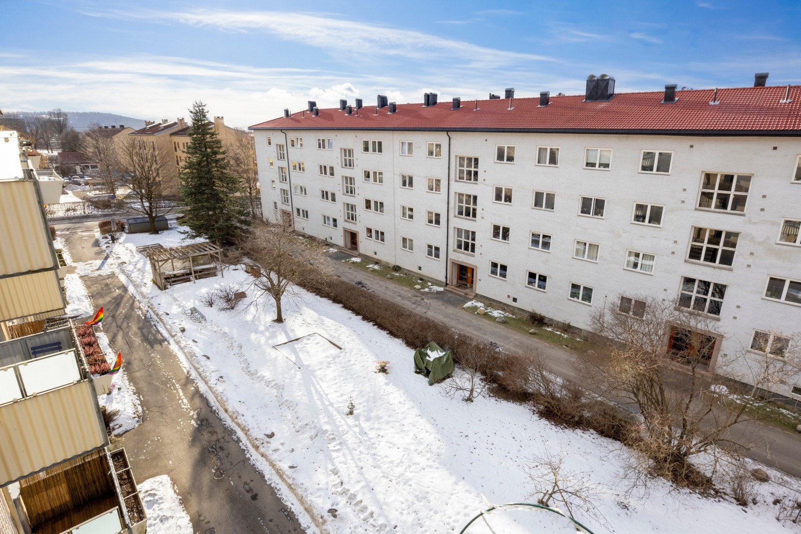 Balkongen vender mot vest og fungerer som en naturlig forlengelse av stuen på varmere dager. Galleribilde