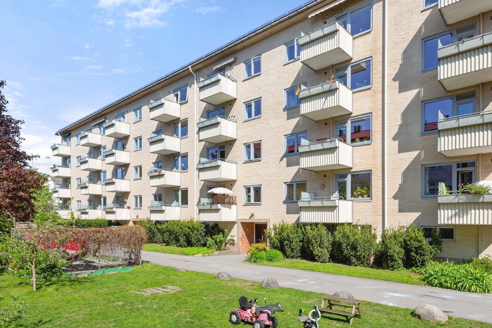 Det er gode sol og lysforhold i boligen. Attraktiv plassering med fine uteområder på begge sider av leiligheten og beliggenhet vis-a-vis Tøyenparken. Galleribilde