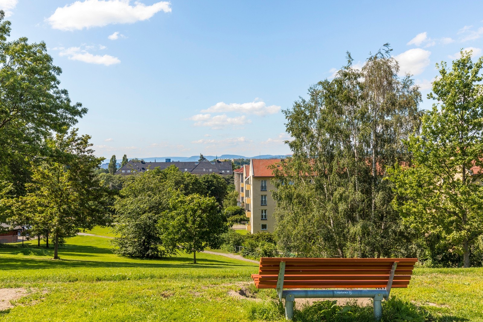 Nabolaget har en flott plassering i Tøyenparken. Her har du grønne og frodige omgivelser rett utenfor døren. Galleribilde