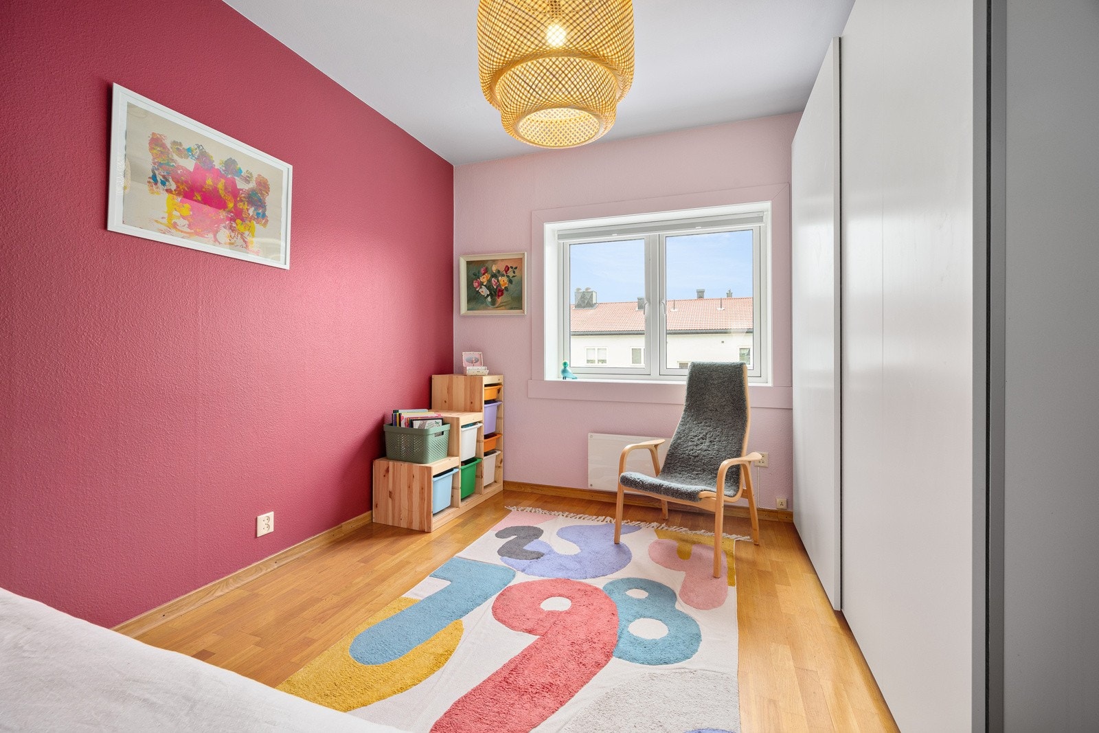 Det andre soverommet er også av god størrelse og kan benyttes som gjesterom, barnerom eller kontor dersom ønskelig. Galleribilde