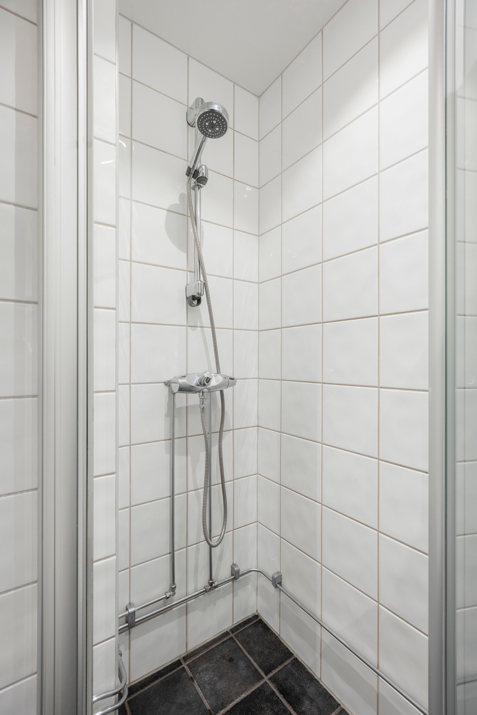 Badet er videre utstyrt med dusjhjørne og frittstående toalett. Galleribilde