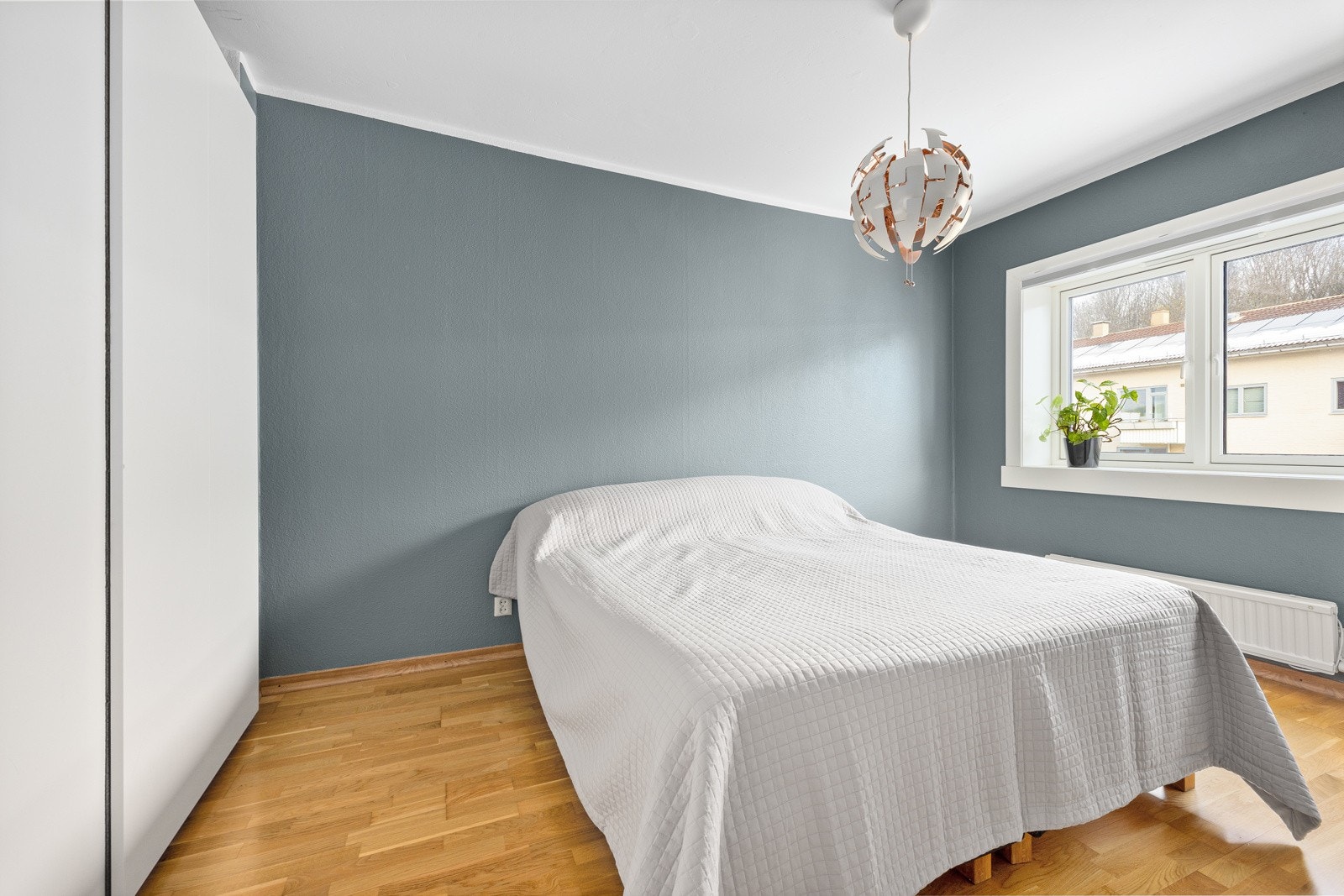 Hovedsoverommet har god plass til dobbeltseng og tilhørende nattbord. Galleribilde