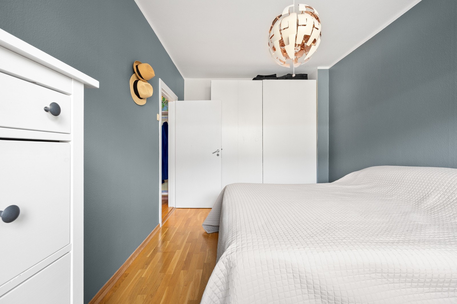 Rommene er innredet med store skyvedørsgarderober som følger handelen. Galleribilde