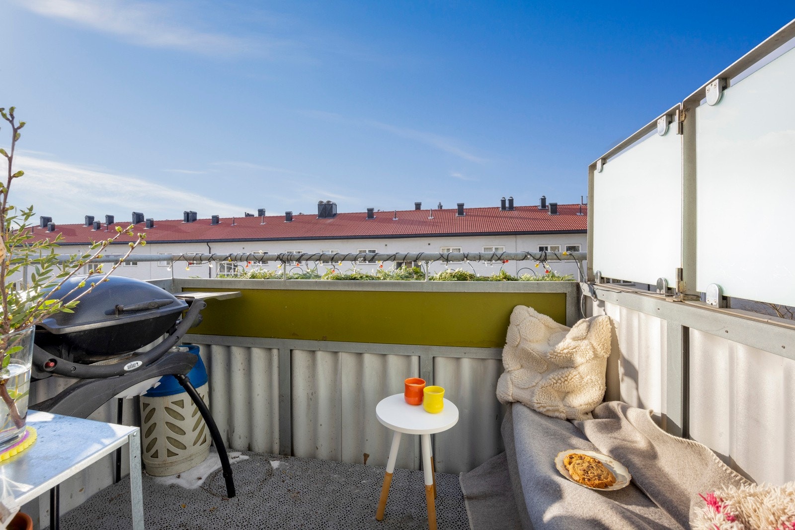 Fra stuen er det utgang til en meget hyggelig balkong. Galleribilde