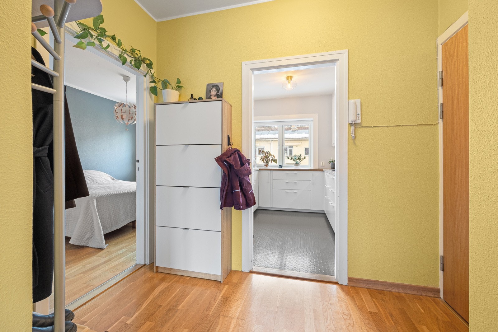 Entréen er lys og romslig med god plass til å henge fra seg yttertøy og sette fra seg sko. Galleribilde