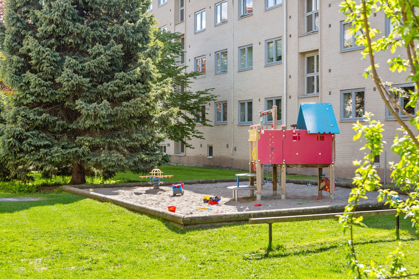 Det er felles sykkelbod på bakkeplan rett ved inngangen, og flere felles sykkelboder i borettslaget. Galleribilde