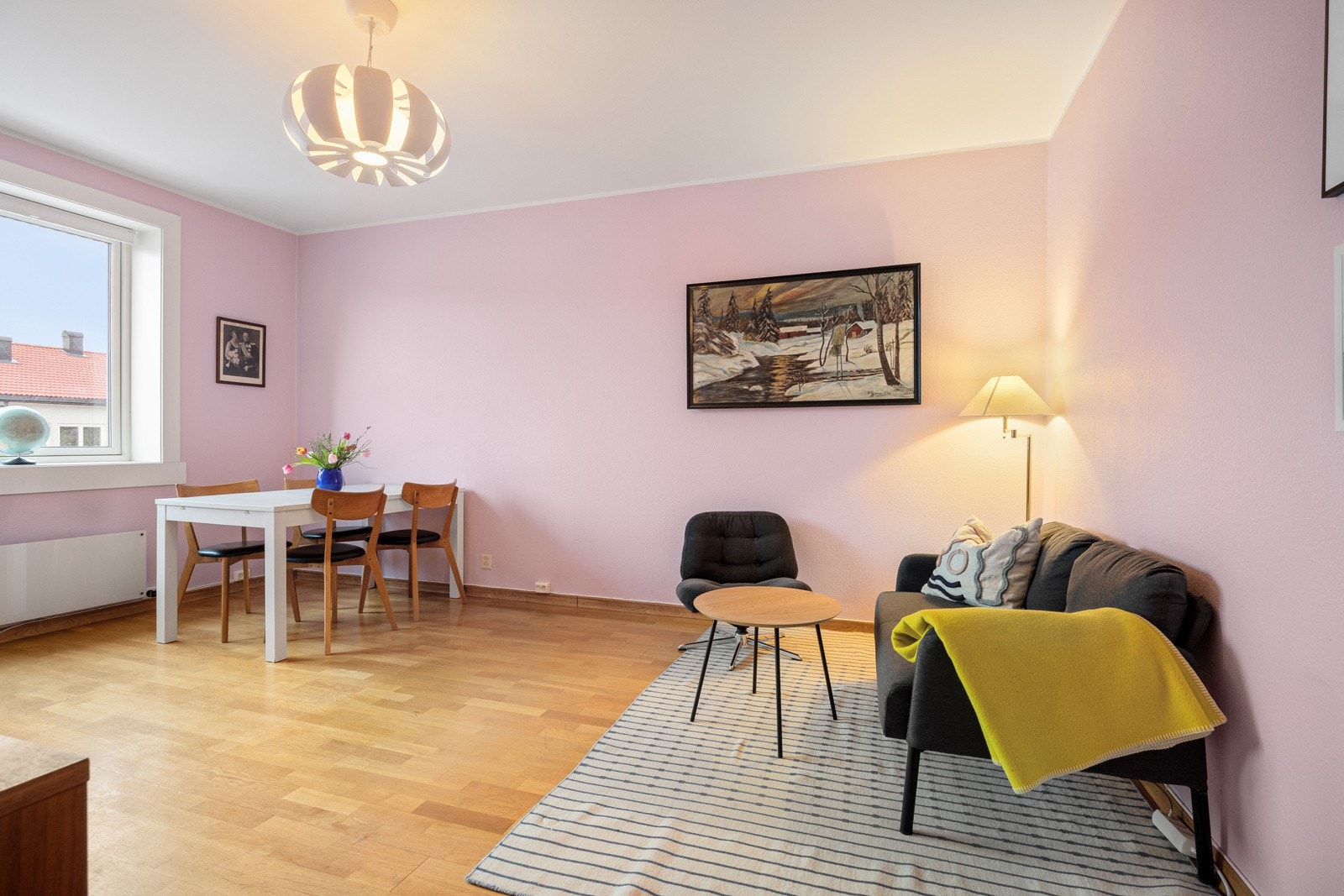 Her kommer du til en lys og pen 3-roms toppleilighet med sentral og attraktiv beliggenhet på Sofienberg. Galleribilde