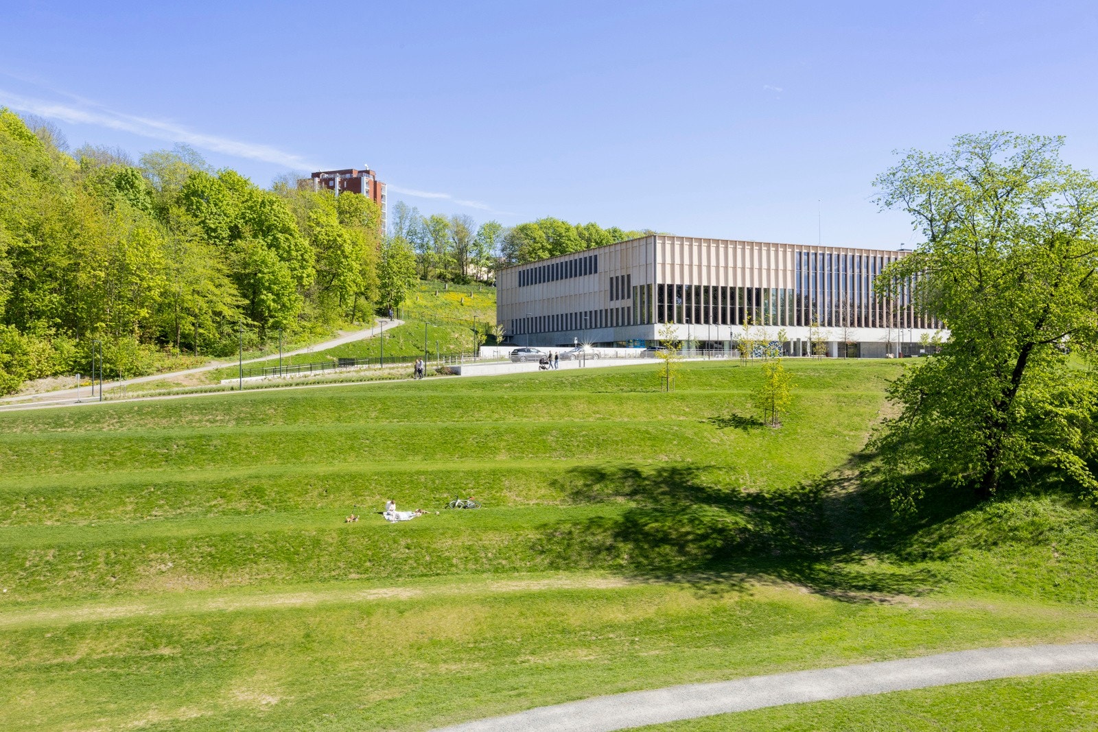 Det nye Tøyenbadet ligger i Tøyenparken, kort gange fra leiligheten. Galleribilde