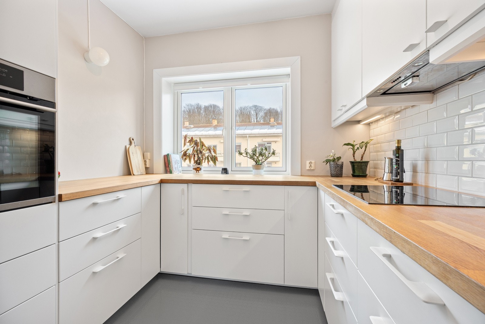 Kjøkkeninnredningen er fra 2018 og har rikelig med skap- og benkeplass for oppbevaring og matlaging. Galleribilde