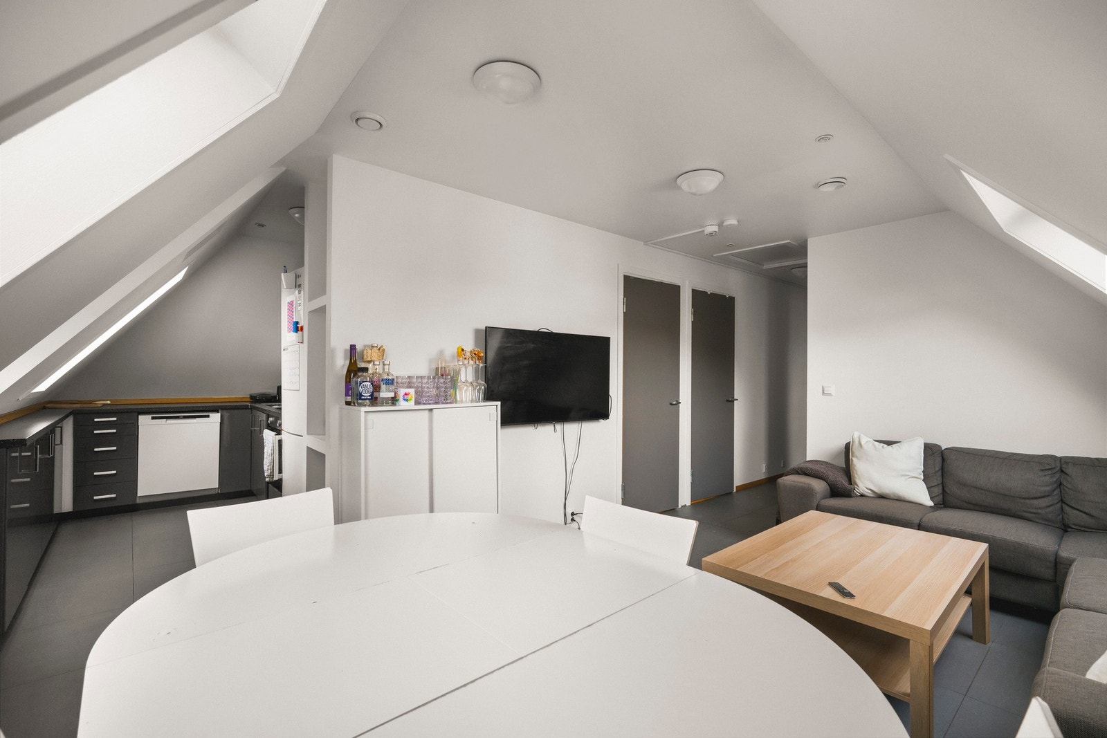 Stue og kjøkken er samlet i en åpen løsning på ca. 20 m² som gir et sosialt oppholdsrom Galleribilde