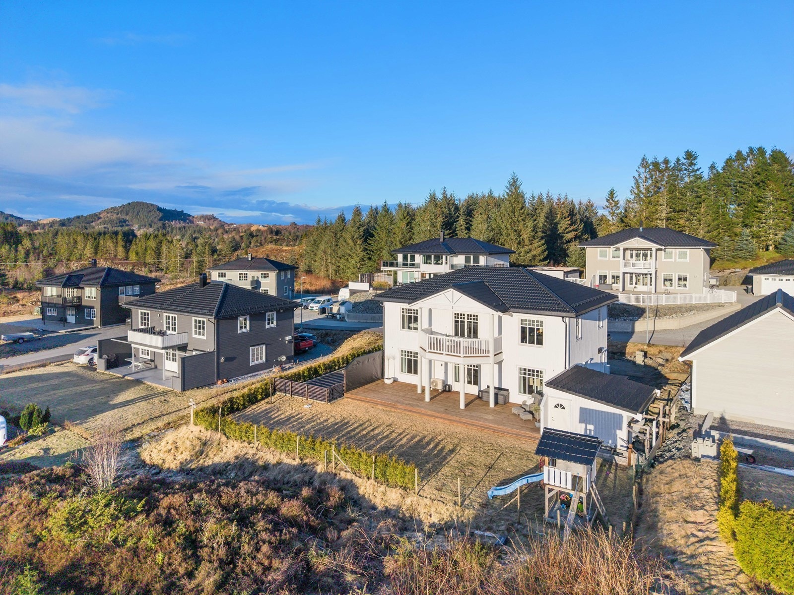 Hjertelig velkommen til visning i Langhøyane 61. En flott enebolig av nyere dato i et nyetablert boområde med kort vei til Manger. Boligen presenteres av Eiendomsmegler Norge v/Hans Petter Midbrød. Galleribilde