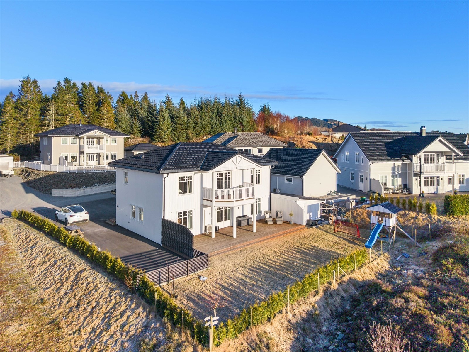 Tomten er i all hovedsak opparbeidet, med asfaltert gårdsrom, hage og terrasse samt bod på siden av huset. Galleribilde