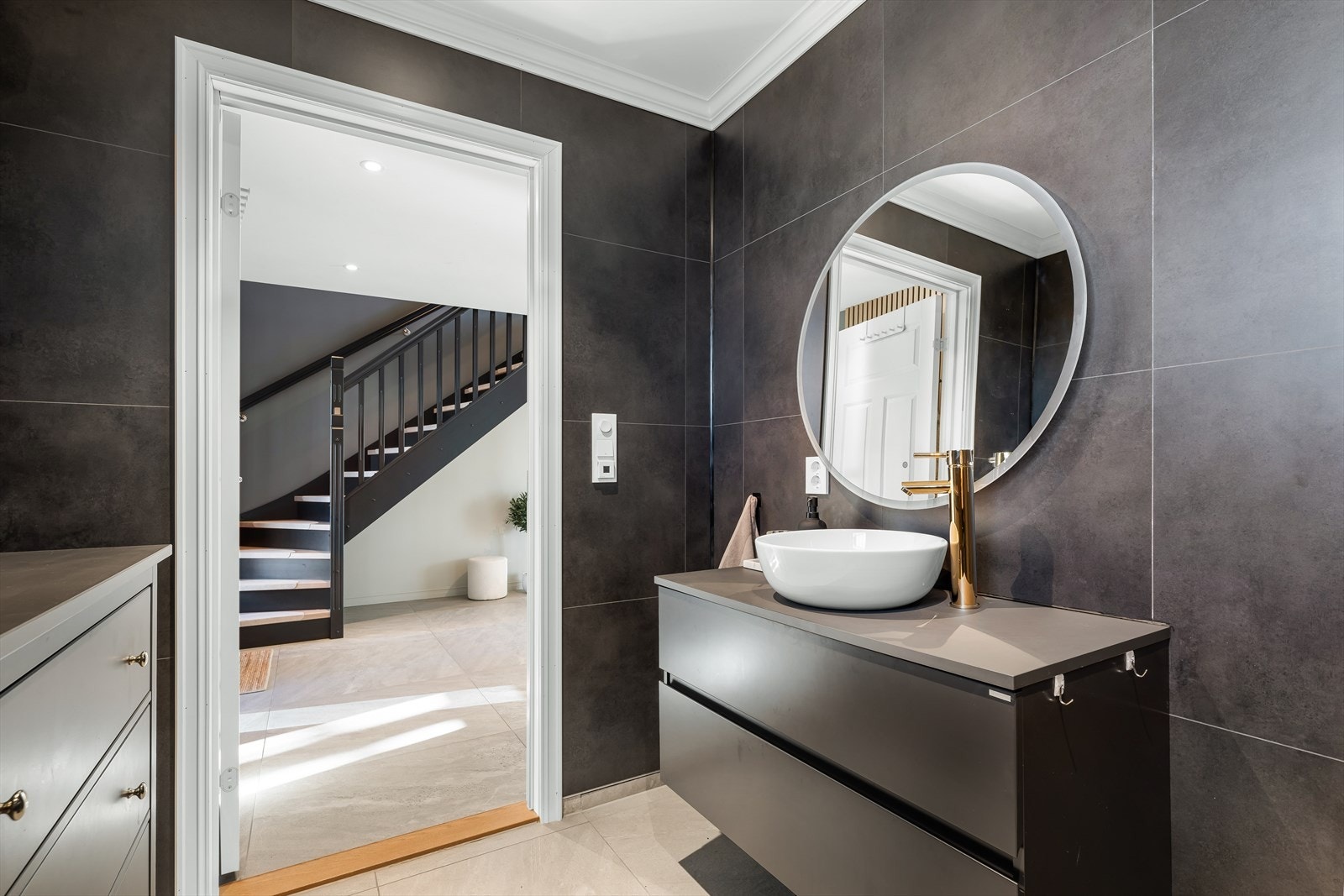 I denne etasjen finne man et fullverdig bad like ved inngangsdøren. Galleribilde