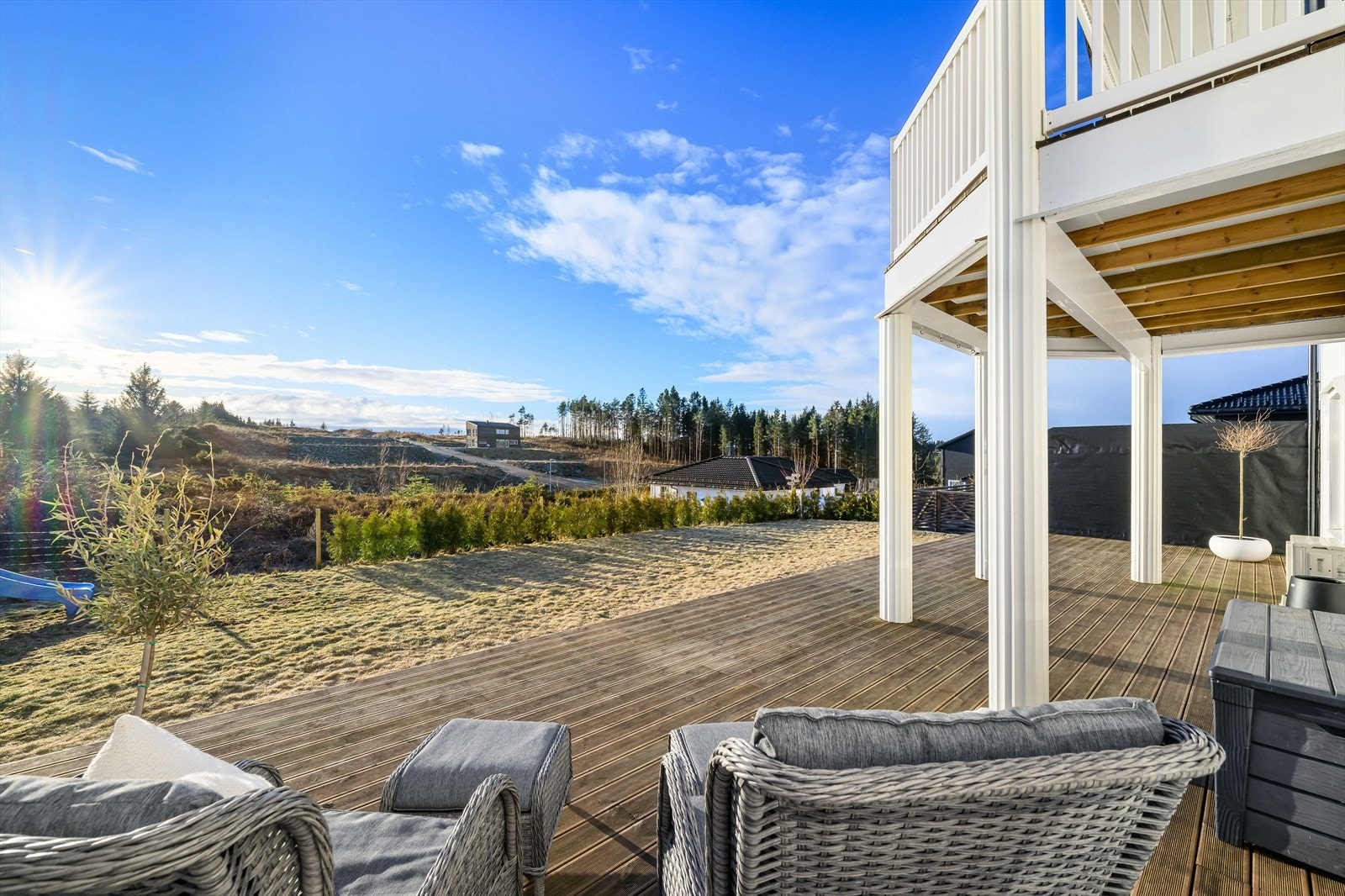 Her har man god plass for utemøbler og en hage med plen som ungene kan boltre seg på. Galleribilde