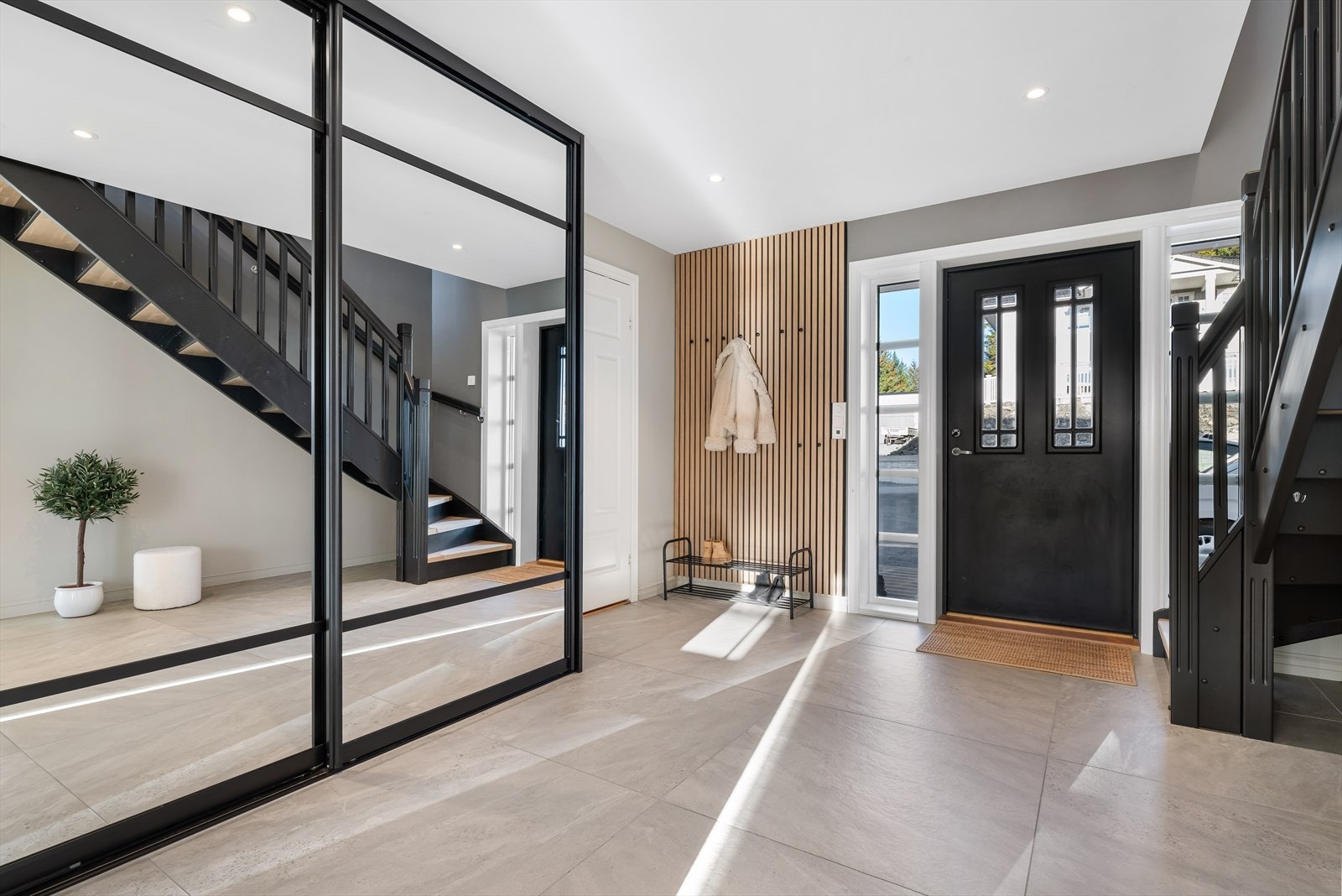 Her er det god plass for oppbevaring i stor skyvedørsgarderobe. Galleribilde