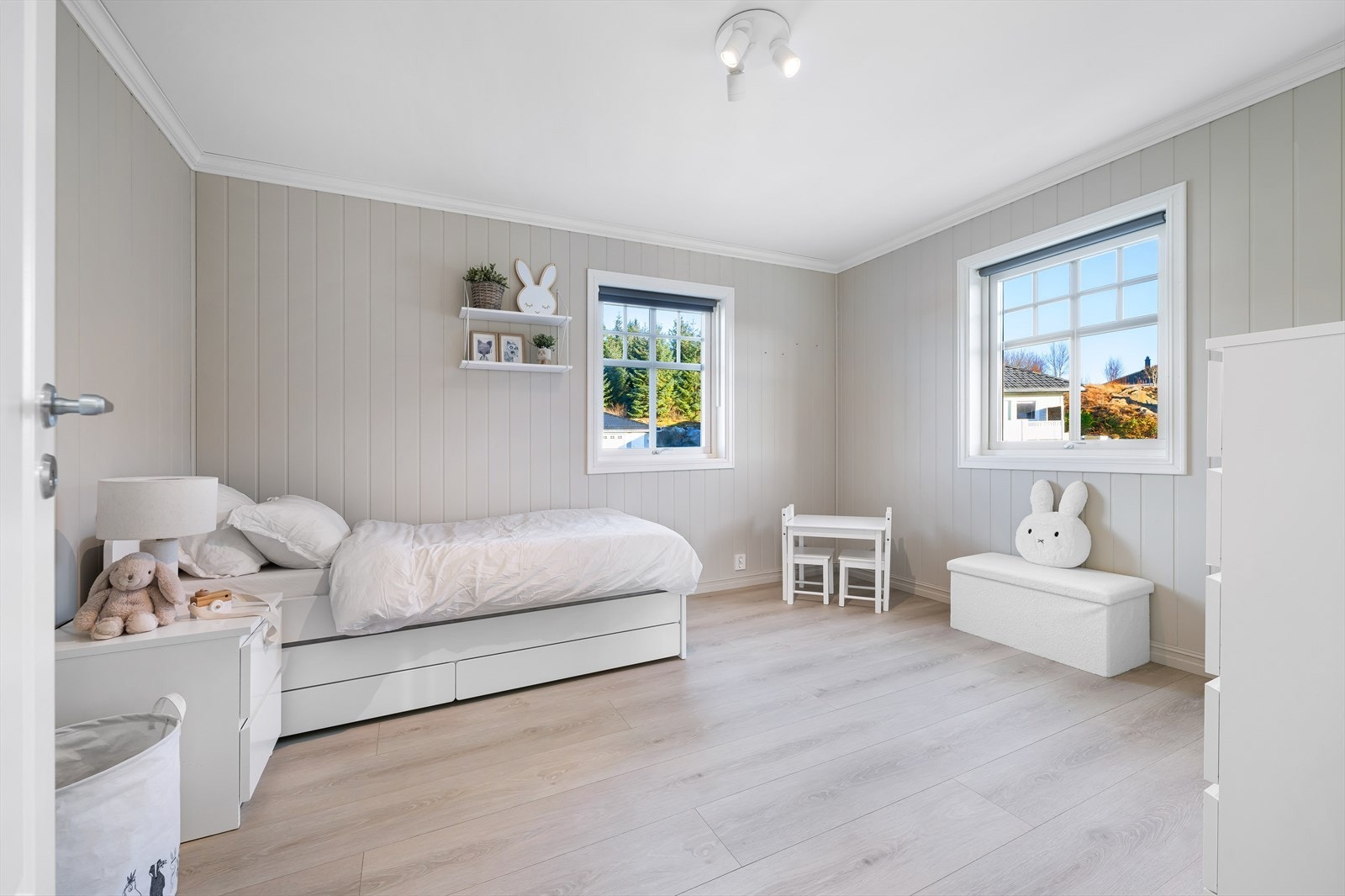 Alle soverommene er av god størrelse og har god plass for seng, garderobe og barnelek. Galleribilde