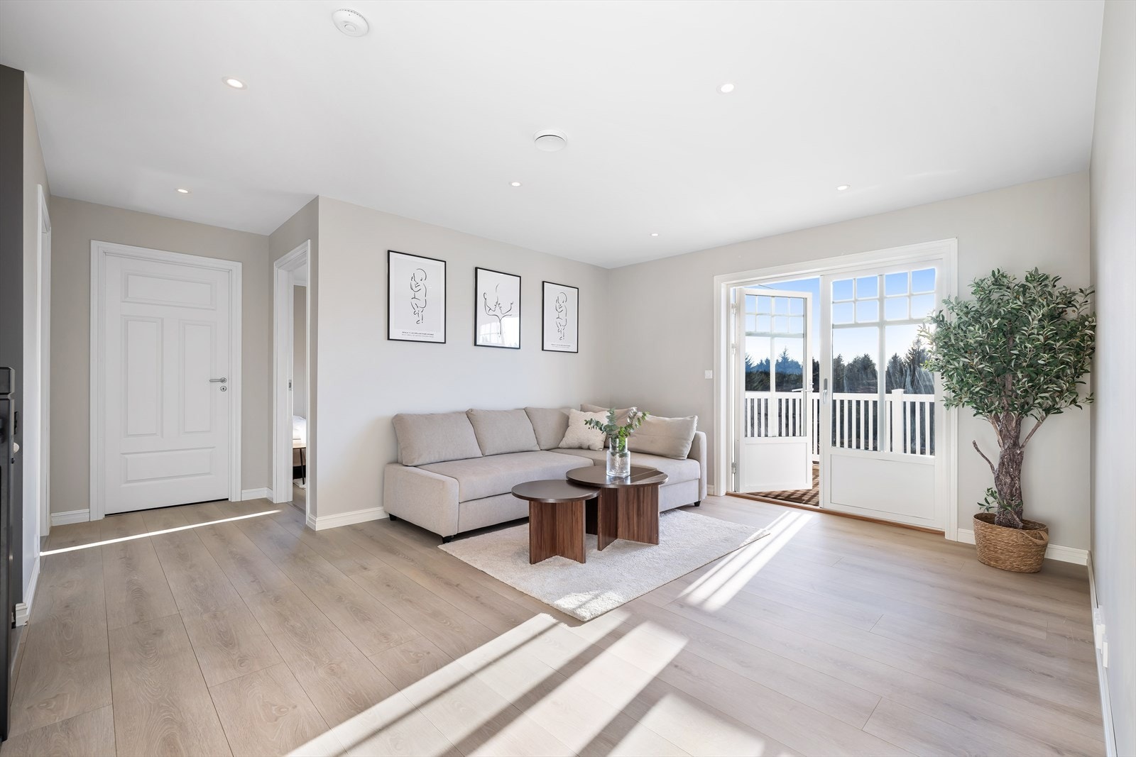 Vel oppe i overetasjen kommer man rett opp i en flott åpen loftstue. Her er det god plass for stor sittegruppe og barnelek. Galleribilde